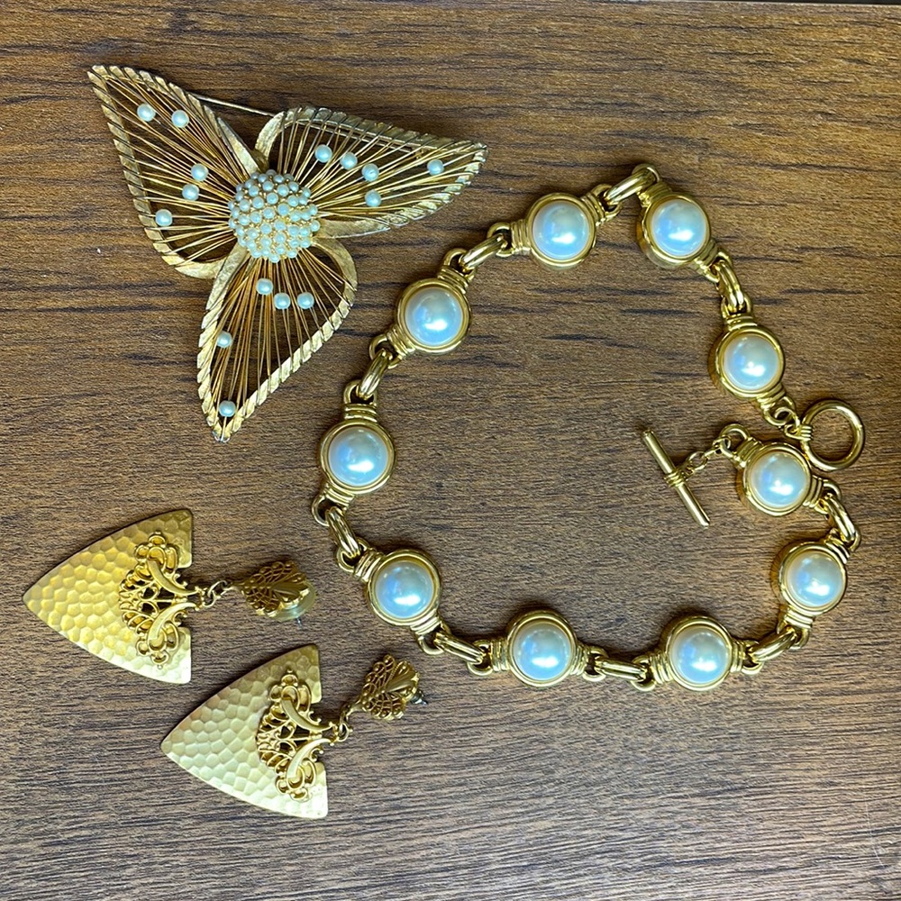 Vintage unmarked jewelry lot. Necklace, brooch and earrings. Gold tone and Pearl